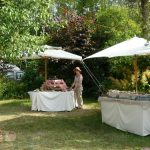 Silke am Marktstand in Brunkensen mit Sonnenhut