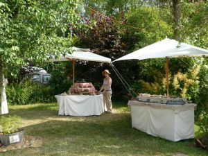 Silke am Marktstand in Brunkensen mit Sonnenhut